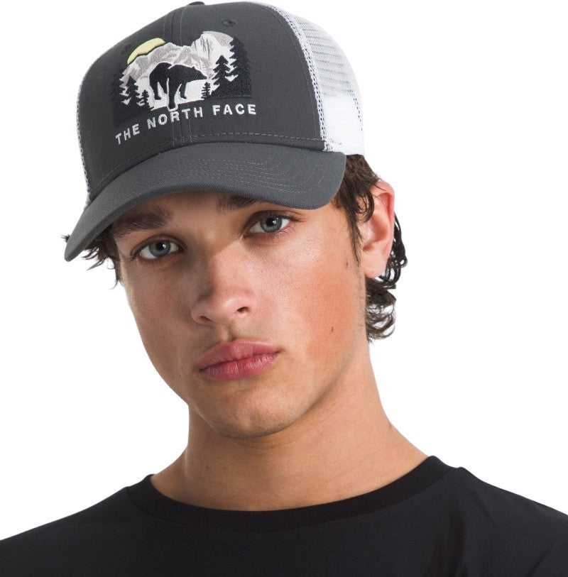 Embroidered Mudder Trucker - tnf white / asphalt grey / bear graphic 1